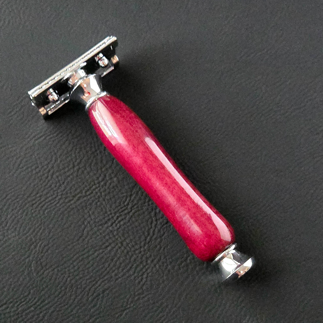 purpleheart wood safety razor premium double edge razor on a dark background with traditional handle