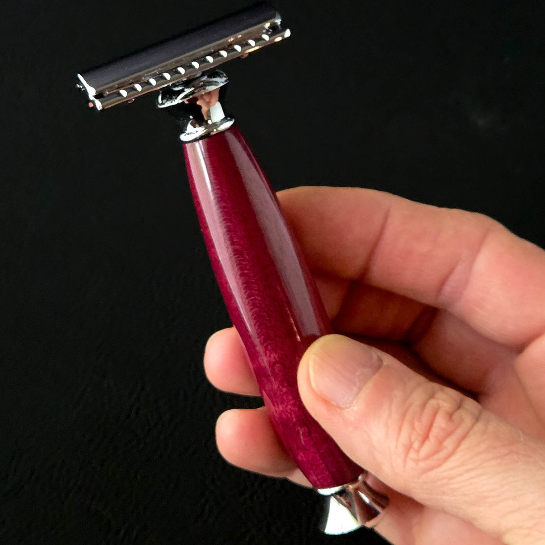 close up purpleheart wood razor handle grain detail